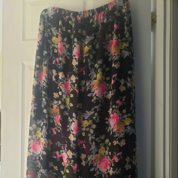 Pretty long floral maxi skirt - Picture 3 of 3